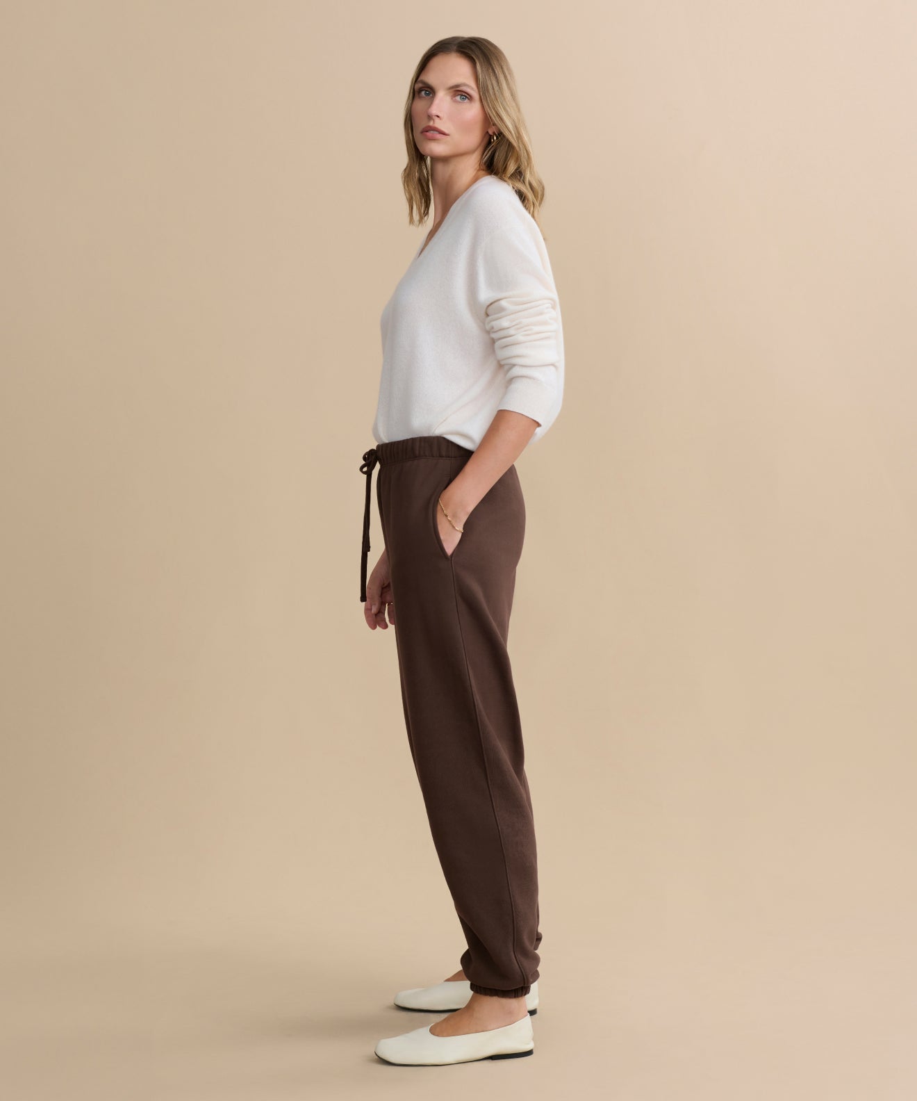 【ダークブラウン（20）】Abrams Varsity Sweatpant Bay Sweatpant | Jenni Kayne
