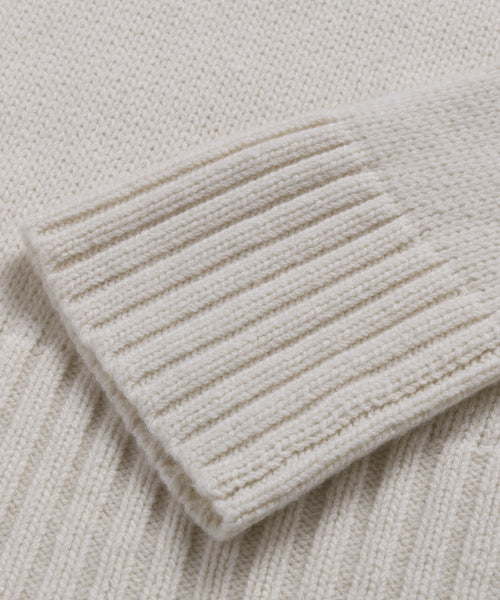 Close-up of the Cashmere Jet Turtleneck’s cream-colored lightweight knit sleeve, featuring a ribbed cuff.