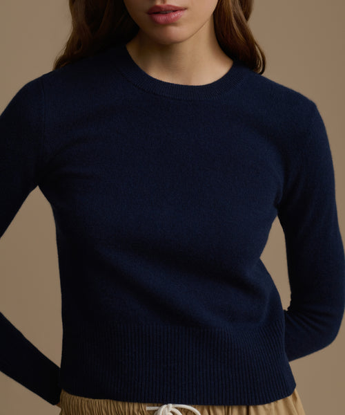 Navy blue Cashmere Leni Crewneck worn by a person on a beige background