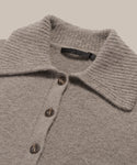 Ribbed collar with three buttons.