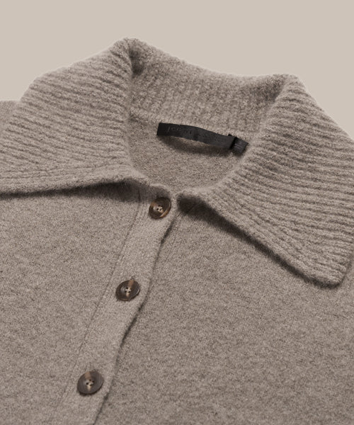 Ribbed collar with three buttons.