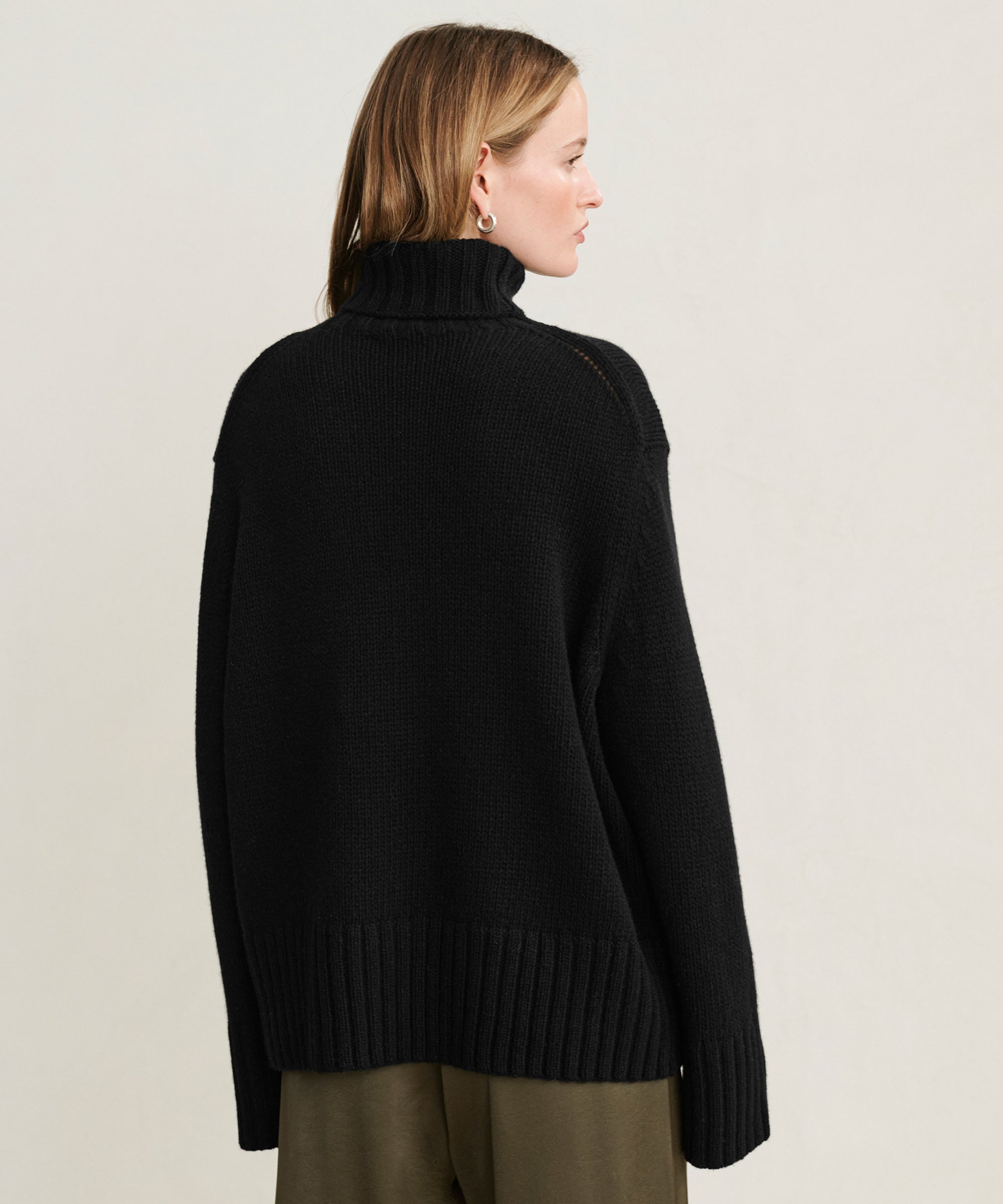 STONE  TURTLENECK KNIT BLACK Mサイズ Black Solid Dina Cashmere Turtleneck | Women's Sweaters | J.McLaughlin